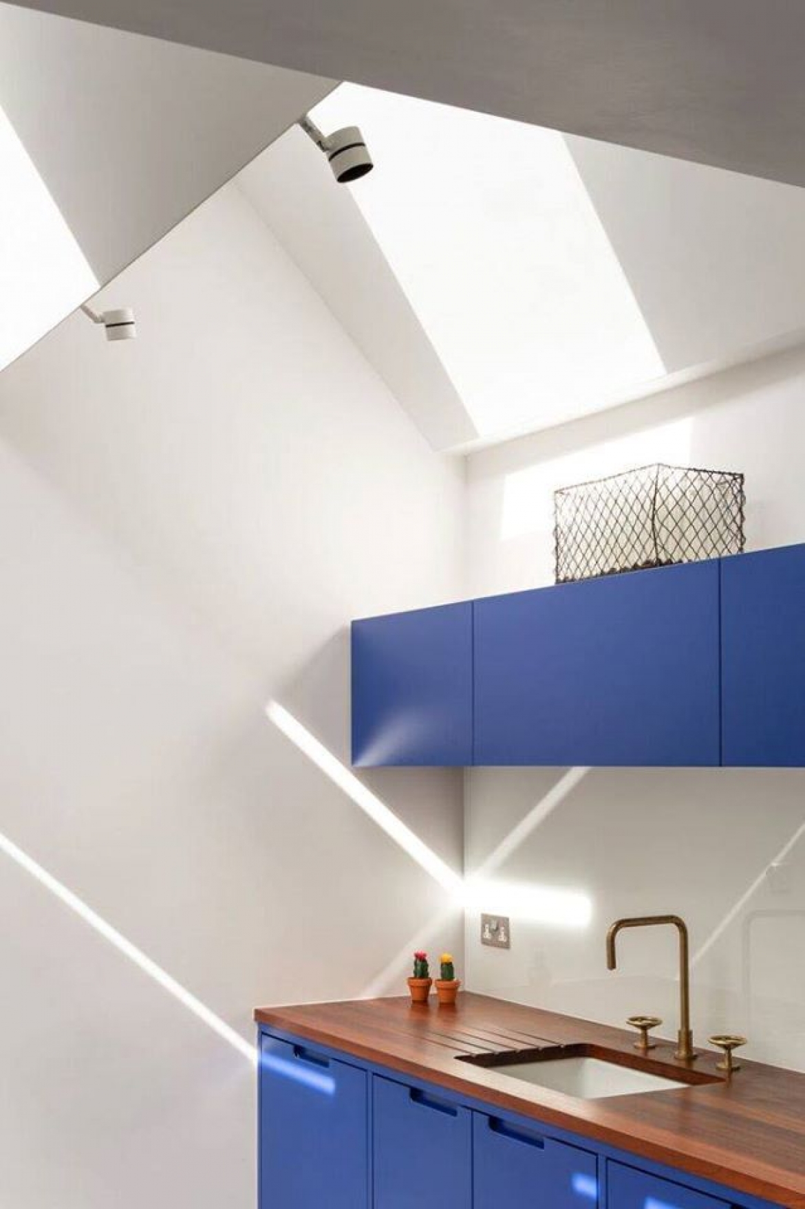 High-end project involved building a zigzag aluminium clad kitchen extension and full refurbishment by Decoracus Ltd.