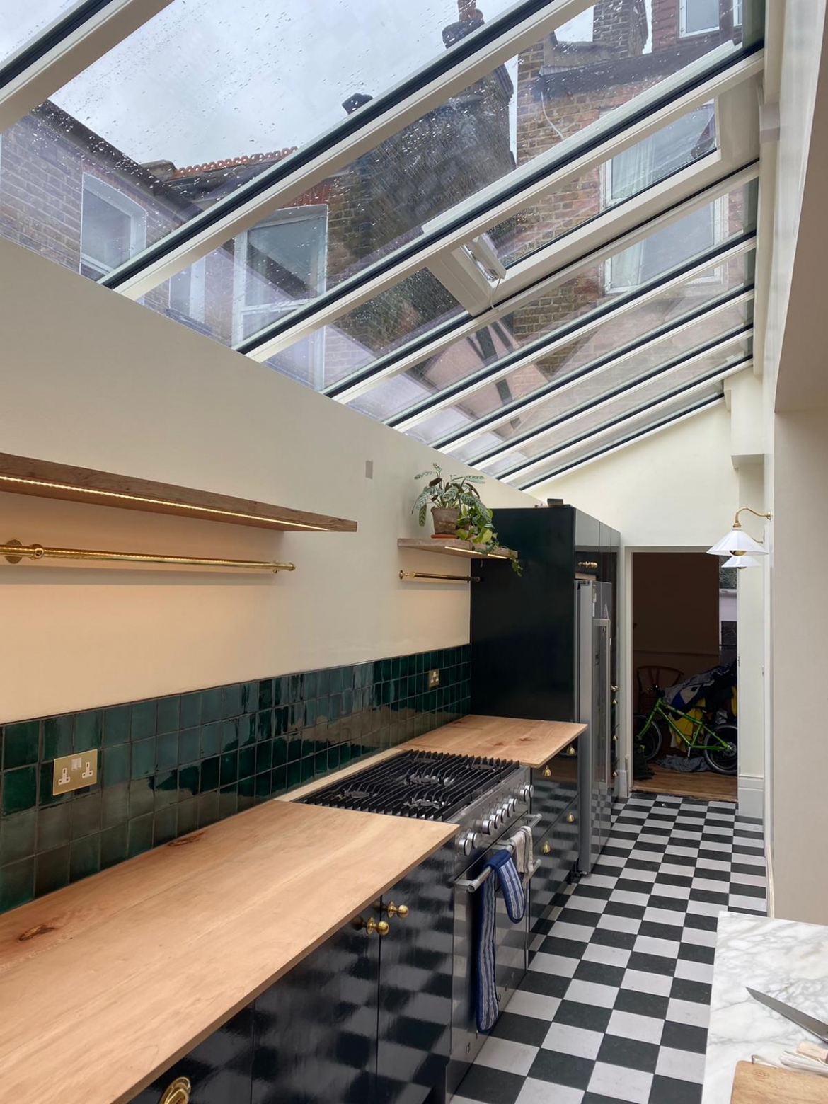 Decoracus, Kitchen Extension, New Kitchen, Refurbishment, tiling, glass roof, London Builders, chequered tiles