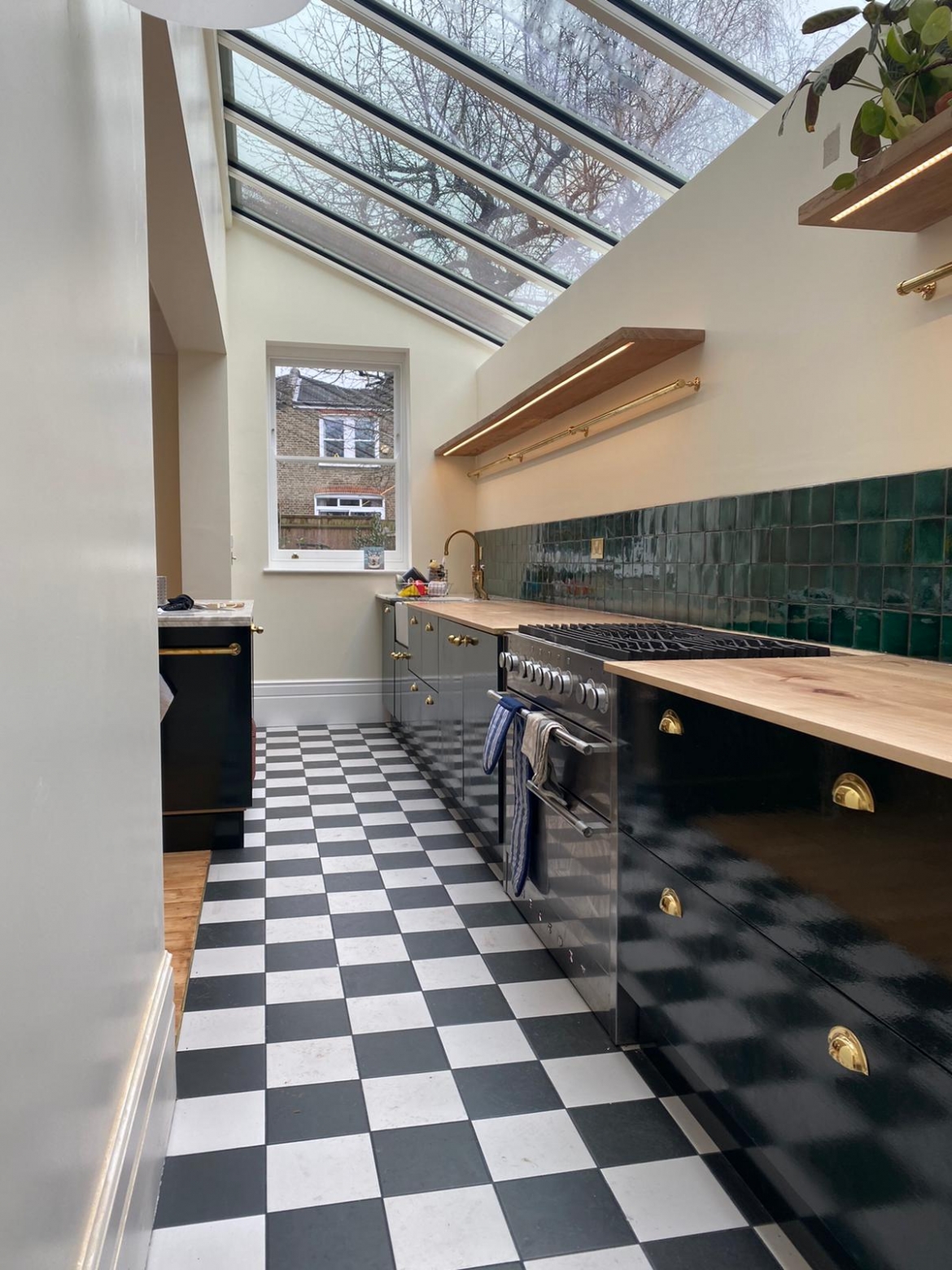 Decoracus, Kitchen Extension, New Kitchen, Refurbishment, tiling, glass roof, London Builders, chequered tiles